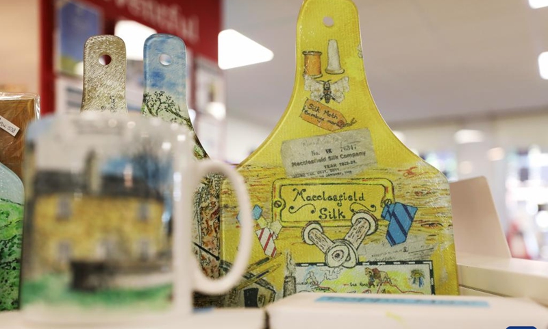 Photo taken on Aug. 12, 2022 shows souvenirs in a shop in Macclesfield, Britain. The town of Macclesfield in northwest England was dubbed the silk capital of England in the 18th century, and now local entrepreneurs and artists are trying to keep this heritage alive.(Photo: Xinhua)