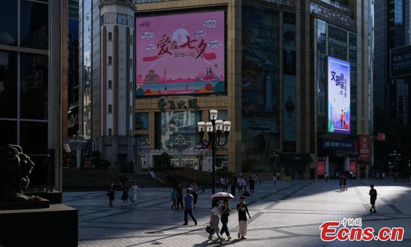 Pedestrians shield themselves with umbrellas against heat wave in Chongqing, Aug. 17, 2022. (Photo: China News Service/He Penglei)