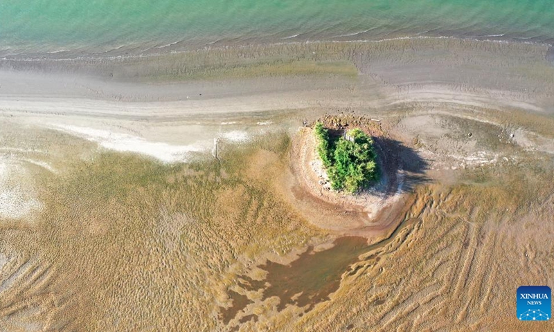 Aerial photo taken on Aug. 22, 2022 shows the tidal-flat area in Yangzhou section of Yangtze River, east China's Jiangsu Province. Yangzhou section of Yangtze River saw the decrease of water level in recent days due to less rainfall and continuous high temperature.(Photo: Xinhua)