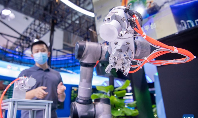 A staff member introduces smart processing equipment during the Smart China Expo 2022 in southwest China's Chongqing, Aug. 22, 2022. The Smart China Expo 2022 opened Monday in southwest China's Chongqing Municipality, attracting over 500 exhibitors from home and abroad to showcase their latest intelligent technology achievements.(Photo: Xinhua)