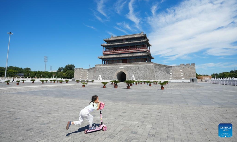 A child has fun at the Yongdingmen park in Beijing, capital of China, Aug. 16, 2022.(Photo: Xinhua)