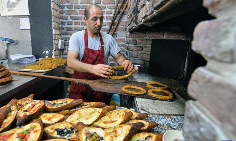 A bakery worker makes simits in Ankara, Türkiye, Aug. 20, 2022.Photo:Xinhua