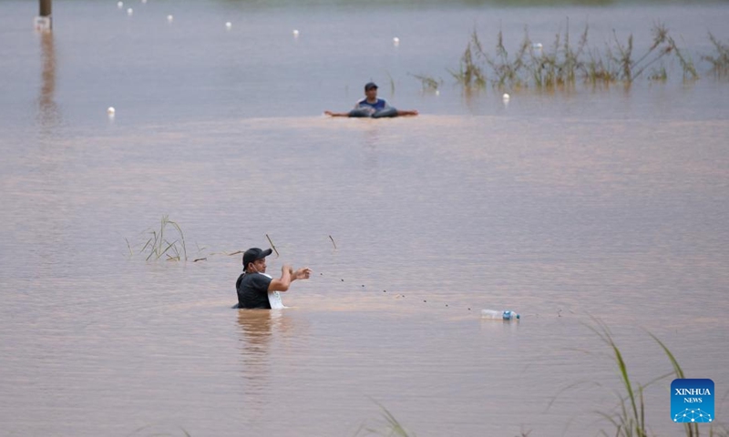 Villagers fish after a rain in Mekong River on submerged sandbank, to the west of Lao capital Vientiane, on Aug. 20, 2022.Photo:Xinhua