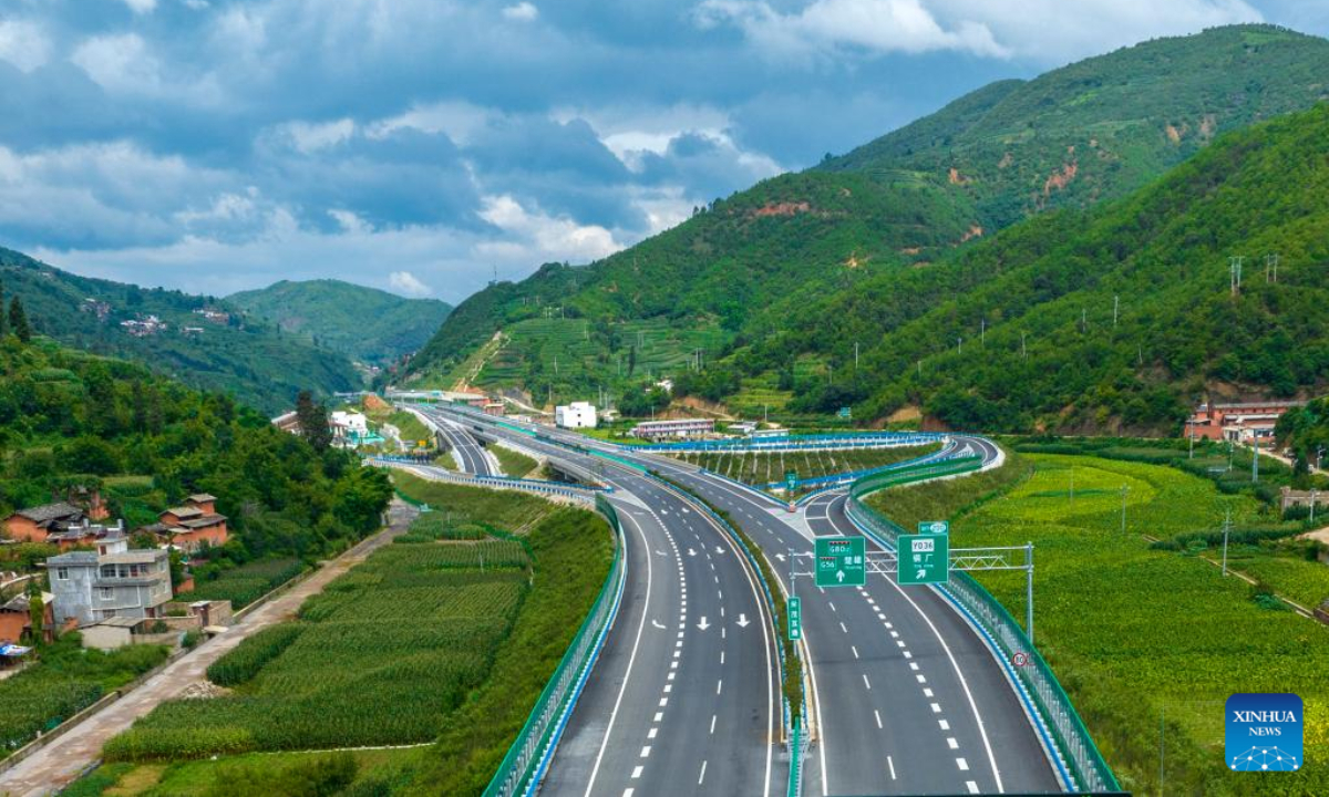 Aerial photo taken on Aug 26, 2022 shows a car driving on a section of the Yuxi-Chuxiong Expressway in southwest China's Yunnan Province. Photo:Xinhua