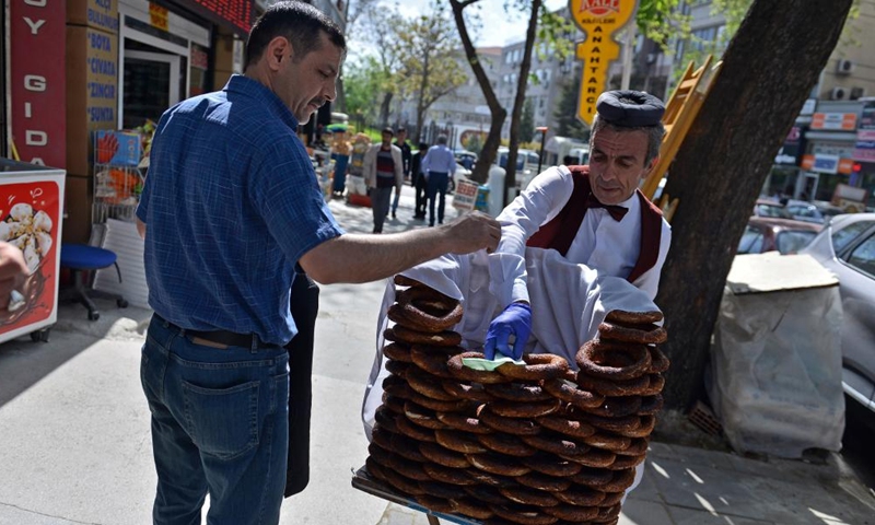 A street vendor sells simits to a customer in Ankara, Türkiye, Aug. 20, 2022.Photo:Xinhua