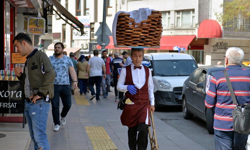 A street vendor carries simits in Ankara, Türkiye, Aug. 20, 2022.Photo:Xinhua