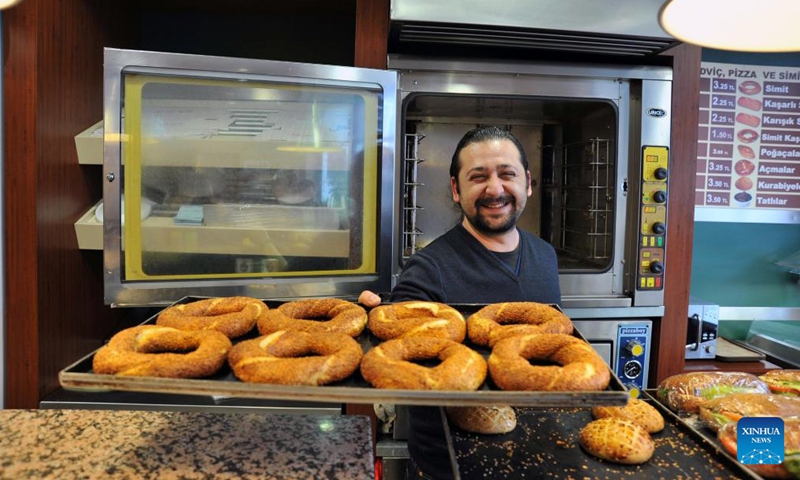 A bakery worker presents simits in Ankara, Türkiye, Aug. 20, 2022.Photo:Xinhua