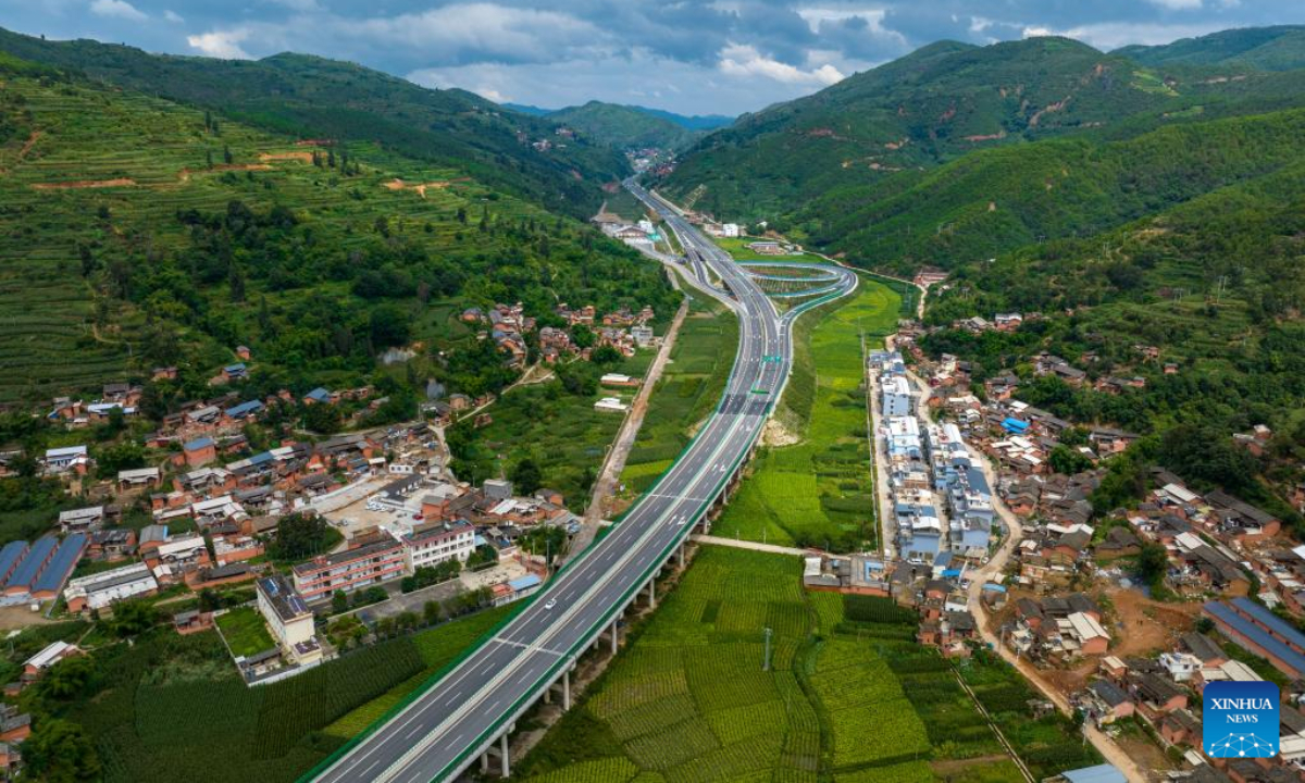 Aerial photo taken on Aug 26, 2022 shows a car driving on a section of the Yuxi-Chuxiong Expressway in southwest China's Yunnan Province. Photo:Xinhua