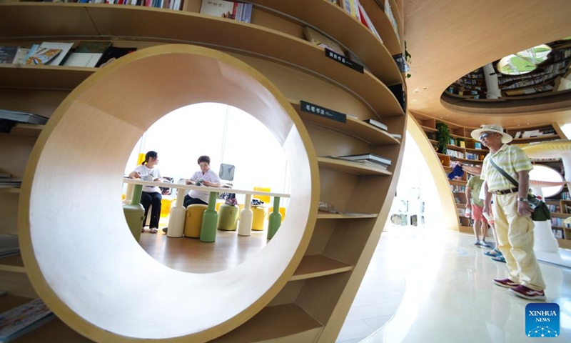 Tourists read books at a bookstore in Bailidujuan administrative area in Bijie, southwest China's Guizhou Province, Aug. 20, 2022.Photo:Xinhua