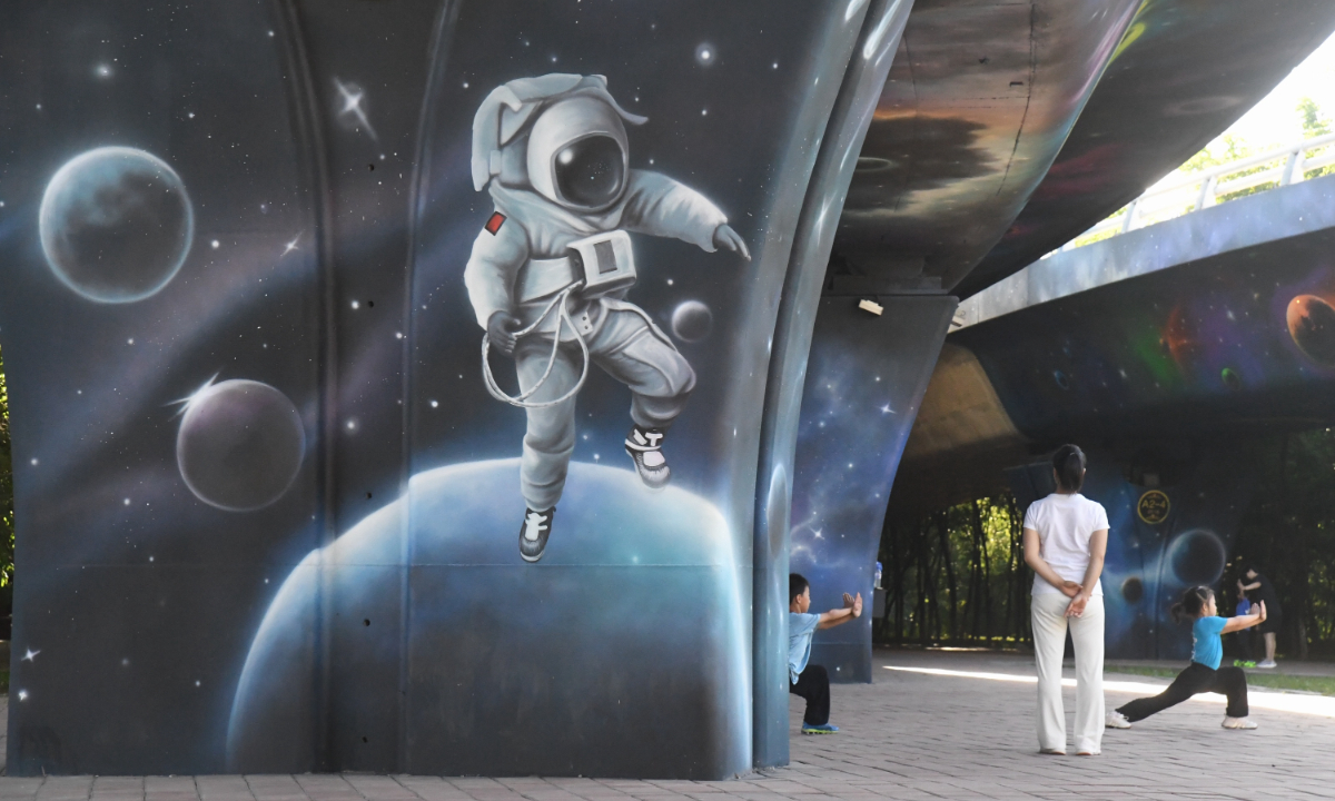 After nearly a month of hard work by artists, the brilliant starry sky under Shengli Bridge, Shenyang, Northeast China’s Liaoning Province, is completed on August 26, 2022. The mysterious and magnificent pictures of astronauts, satellites and the Milky Way have become a place for many citizens to watch and take photos. Photo: IC