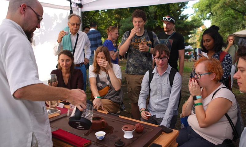 Visitors taste Chinese tea at a stand during the Cajomir Fest, an international tea festival, in Prague, the Czech Republic, on Aug. 21, 2022.Photo:Xinhua