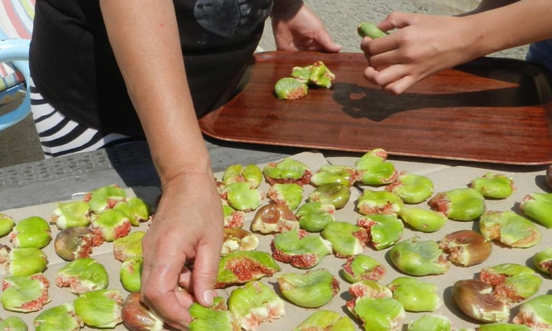 Farmers put fresh fig fruits under the sun to dry them in Hasbaya in southern Lebanon, on Aug. 21, 2022.Photo:Xinhua