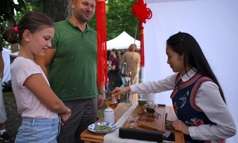 A woman prepares tea for visitors at a Chinese tea stand during the Cajomir Fest, an international tea festival, in Prague, the Czech Republic, on Aug. 21, 2022.Photo:Xinhua