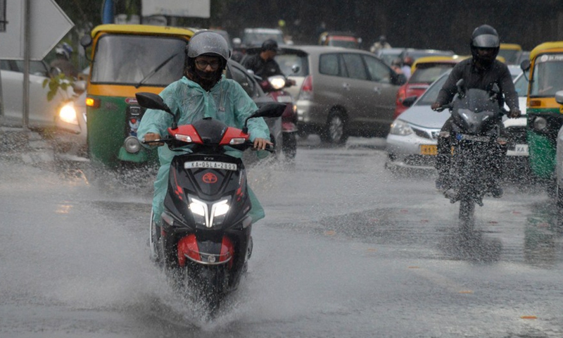 Vehicles trudge their way through the waterlogged street in Bangalore, India, Aug. 21, 2022.Photo:Xinhua