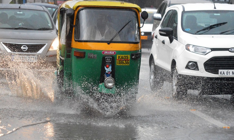 Vehicles trudge their way through the waterlogged street in Bangalore, India, Aug. 21, 2022.Photo:Xinhua