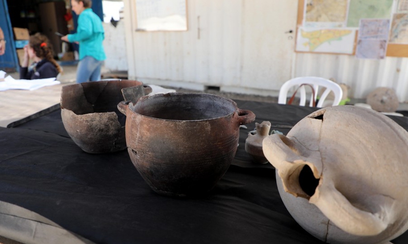 Photo taken on Aug, 23. 2022 shows wares unearthed at the site of a newly-discovered 1,200-year-old rural estate in the southern Israeli Bedouin city of Rahat in the Negev desert. (Photo: Xinhua)