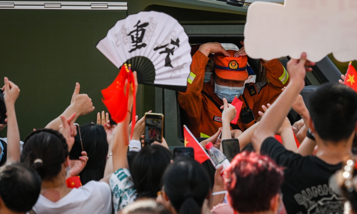 Residents of Southwest China's Chongqing on August 28, 2022 bid farewell to the last batch of 304 forest firefighters from Southwest China's Yunnan who came to the municipality and played a pivotal role in the hard battle against bushfires. Photo: VCG