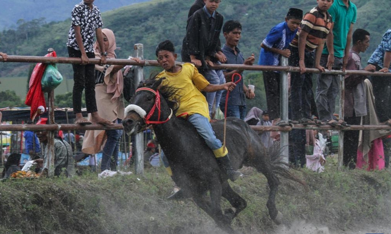 Children jockeys compete during a traditional horse racing competition at Takengon in Aceh, Indonesia, Aug. 27, 2022.Photo:Xinhua