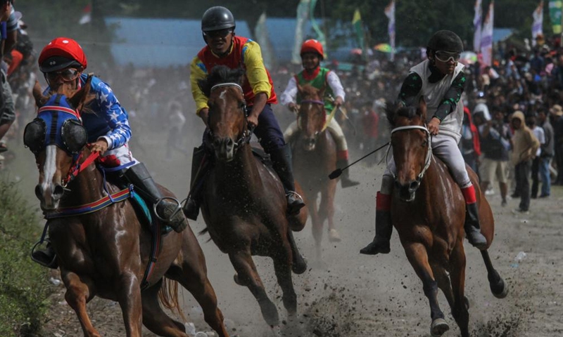 Children jockeys compete during a traditional horse racing competition at Takengon in Aceh, Indonesia, Aug. 27, 2022.Photo:Xinhua