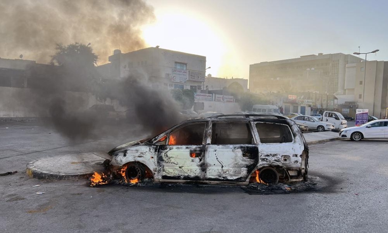 A vehicle is on fire after clashes in central Tripoli, Libya, on Aug. 27, 2022.Photo:Xinhua