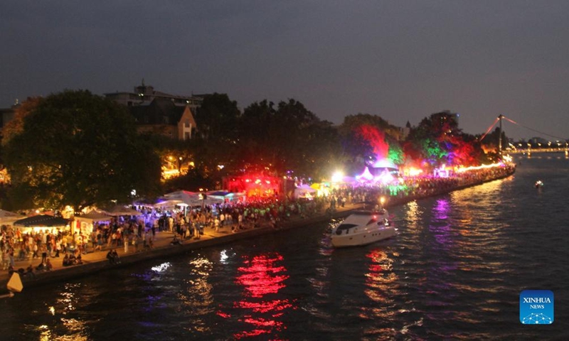 People visit the Museumsuferfest in Frankfurt am Main, Germany, on Aug 26, 2022. Frankfurt organizes the Museumsuferfest to celebrate its cultural and museum landscape from Aug 26 to 28. Photo:Xinhua