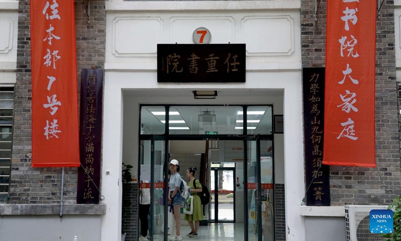 Freshmen register their information at a dormitory of Fudan University in east China's Shanghai, Aug. 28, 2022.Photo:Xinhua