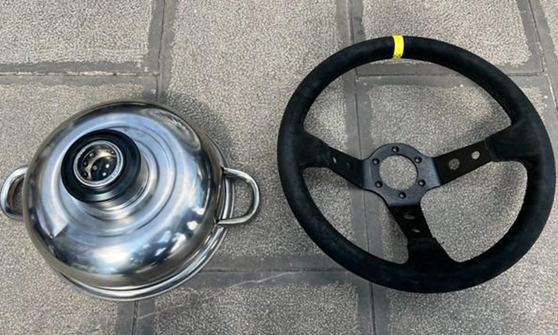 Recently, two men in Jianshui county, Southwest China's Yunnan Province, replaced the steering wheel of a car with a double-handled pot, and directly drove the car on the road.Screenshot of The Paper