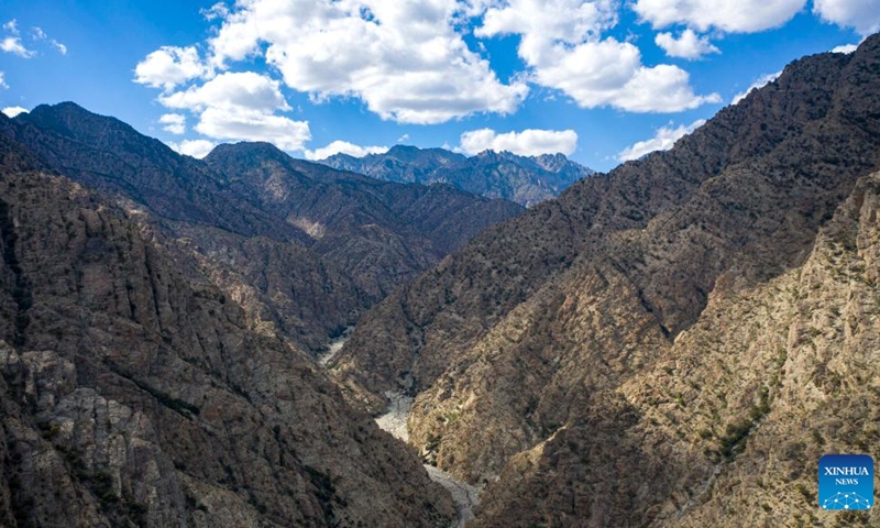 Aerial photo taken on Aug. 30, 2022 shows the scenery of the cliff painting scenic area of Helan Mountain in northwest China's Ningxia Hui Autonomous Region.(Photo: Xinhua)