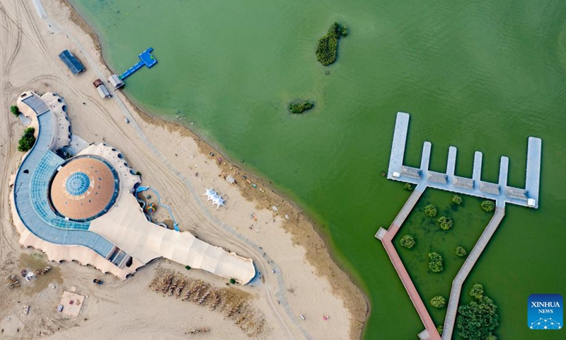 Aerial photo taken on Aug. 28, 2022 shows the scenery at the Shahu Lake scenic spot in Shizuishan, northwest China's Ningxia Hui Autonomous Region.(Photo: Xinhua)