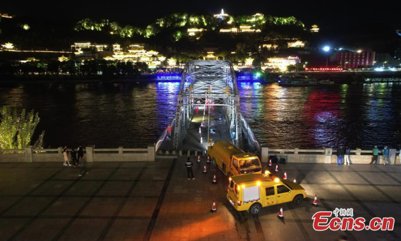 Workers clean the century-old Zhongshan bridge over the Yellow River in Lanzhou, northwest China's Ganxu Province, Sept. 6, 2022. (Photo: China News Service/Li Yalong)