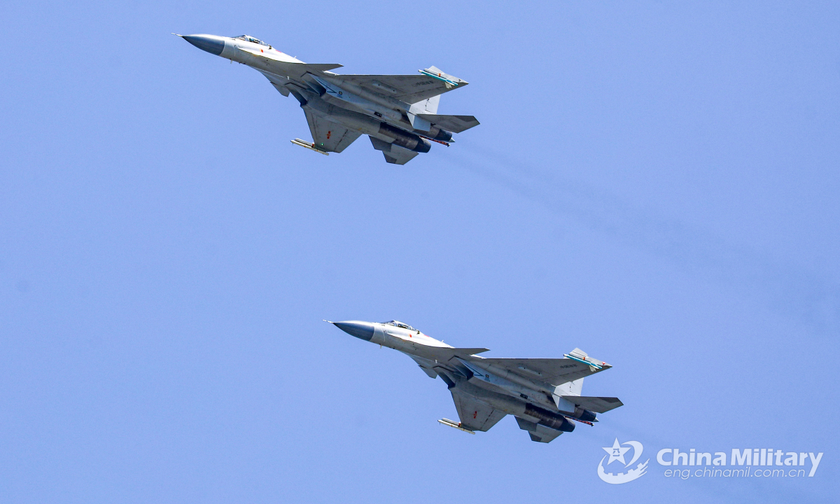 Two carrier-based fighter jets attached to a naval aviation unit fly in formation during a flight training exercise on July 29, 2022. Photo:China Military