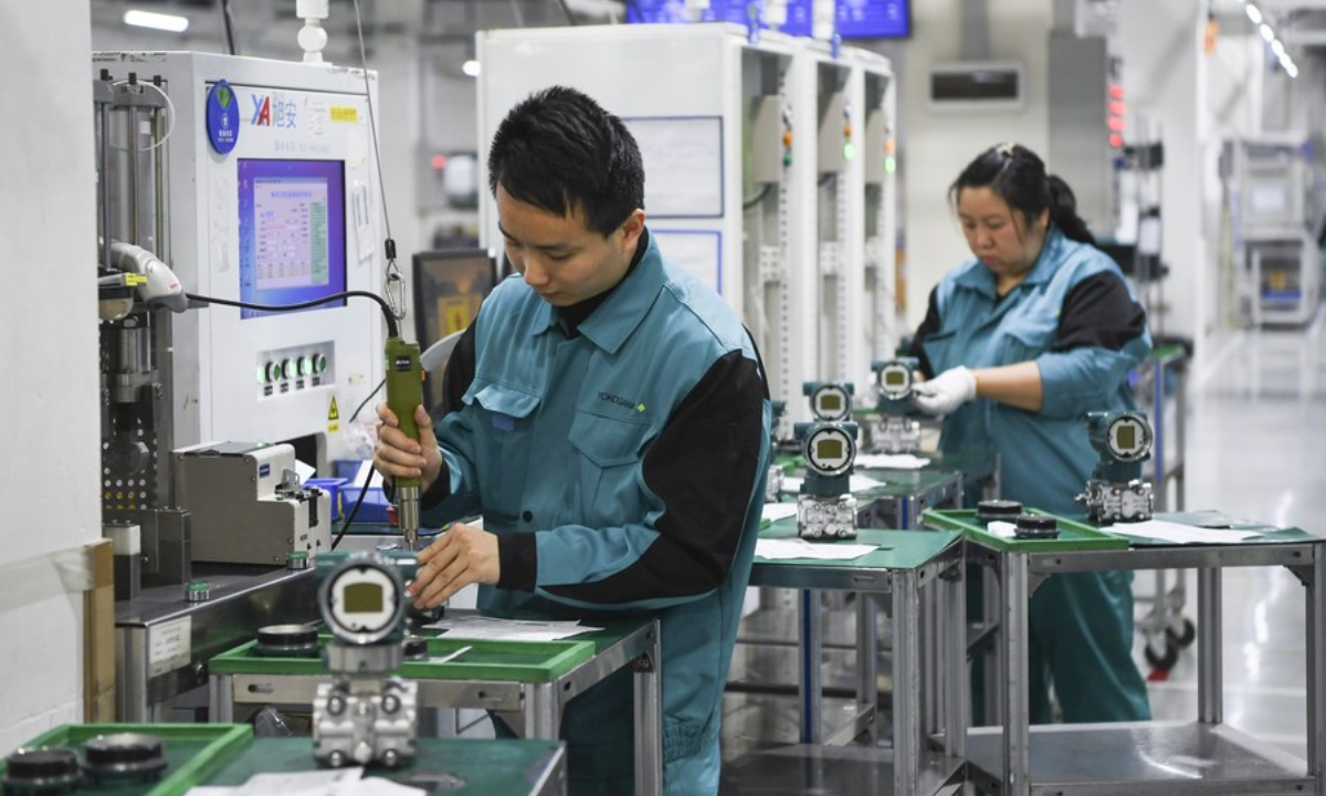 Staff members work at a workshop of a manufacturing company in southwest China's Chongqing Municipality, Feb 7, 2022. Photo:Xinhua