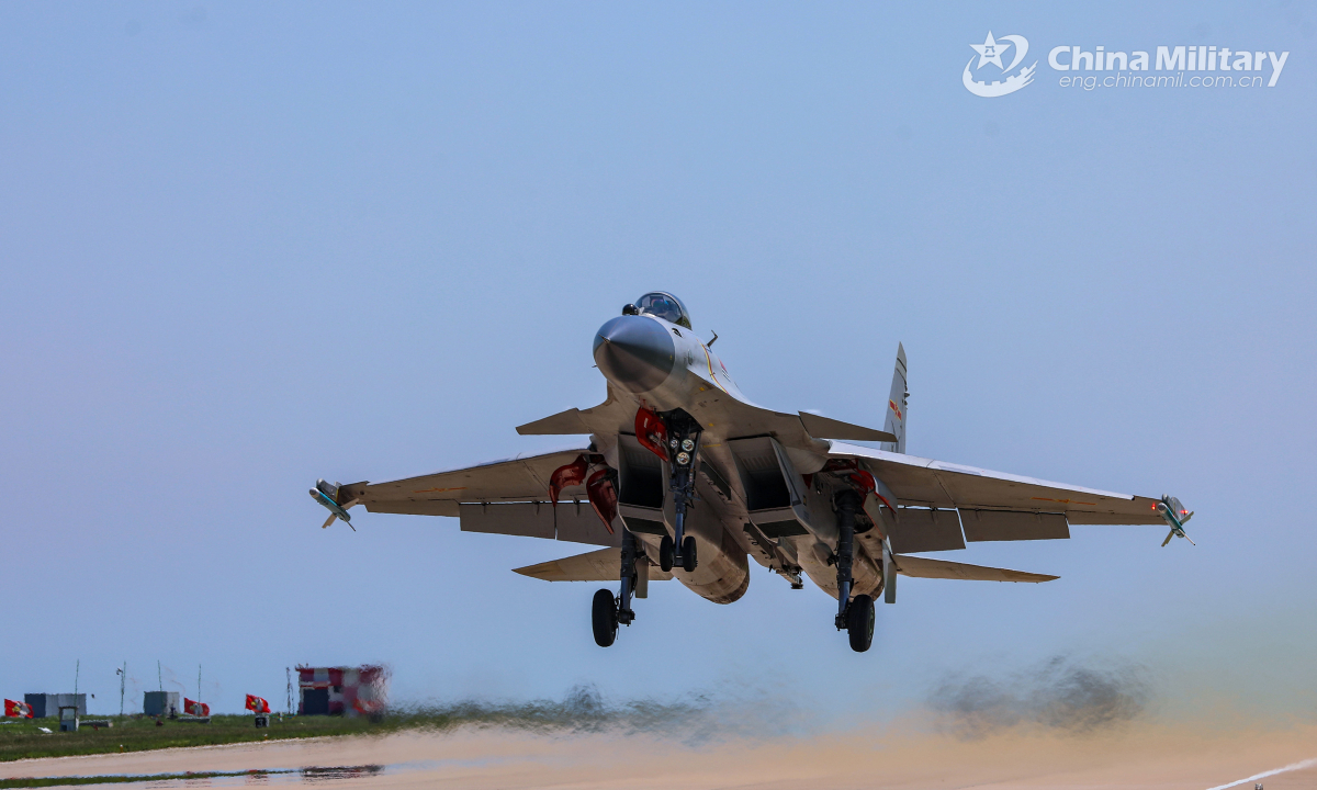 A carrier-based fighter jet attached to a naval aviation unit takes off from the runway for a flight training exercise on July 29, 2022. Photo:China Military