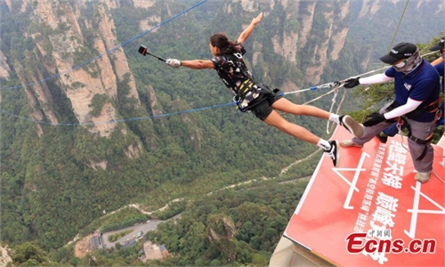 Daredevils Challenge Rope Swing In Hunan Global Times