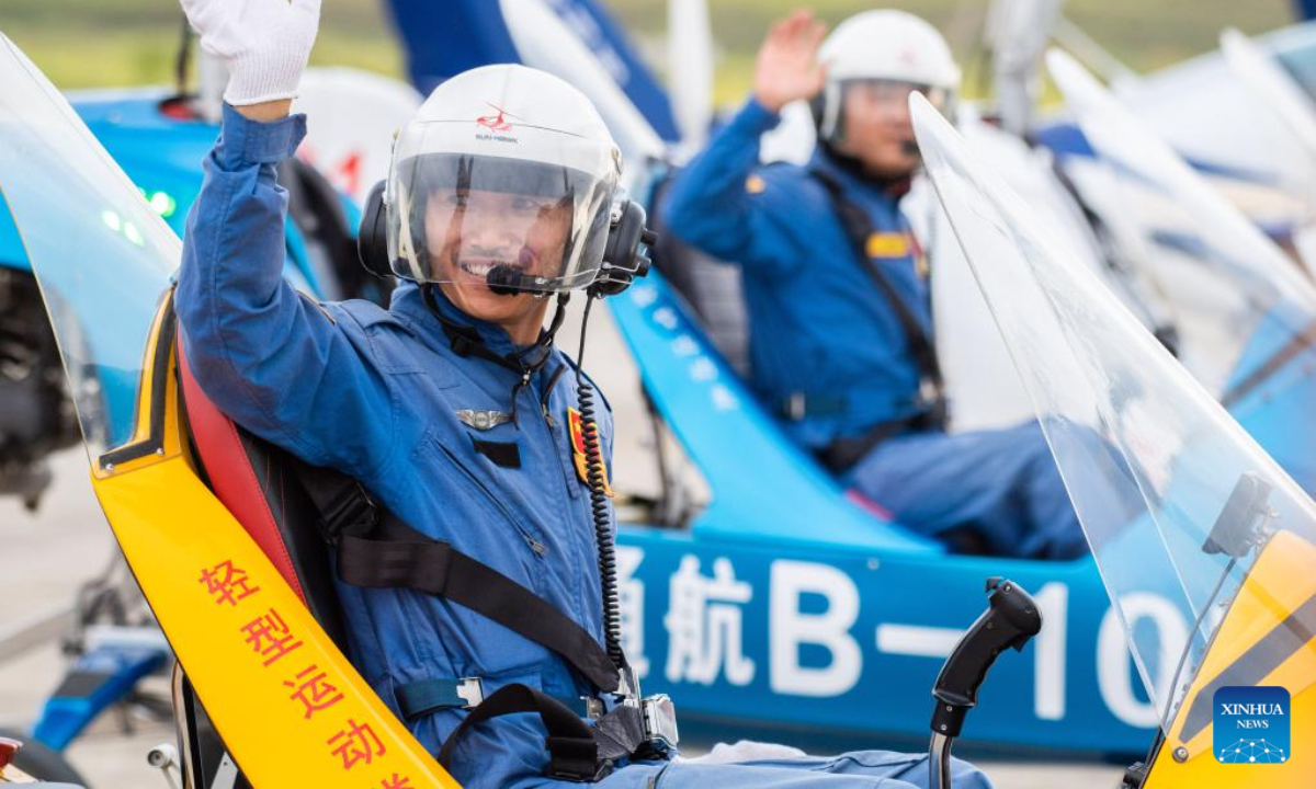 Pilots of gyroplanes wave to the audience after their performance during an air show, which is a part of the 2022 Hunan (International) General Aviation Industry Expo, at the Lusong Airport of Zhuzhou City, central China's Hunan Province, Sep 1, 2022. Photo:Xinhua