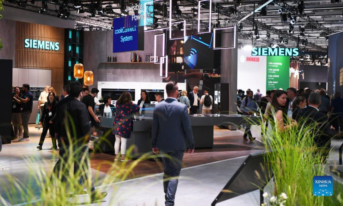 People visit the booth of Siemens at the IFA 2022 in Berlin, capital of Germany, on Sep 2, 2022. The German tech fair IFA 2022 opened to the public in Berlin on Friday, for the first time since the start of the COVID-19 pandemic. In 2020, the fair was restricted to professional visitors, while last year it was canceled. Photo:Xinhua