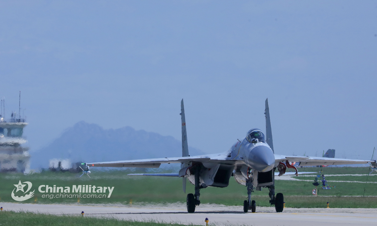 A carrier-based fighter jet attached to a naval aviation unit taxies on the runway before takeoff for a flight training exercise on July 29, 2022. Photo:China Military