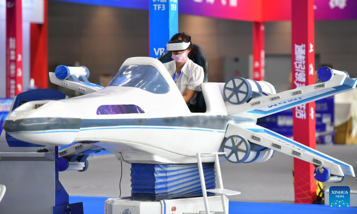 A visitor experience a VR flight simulator during the 2022 Hunan (International) General Aviation Industry Expo at the Changsha International Convention and Exhibition Center in Changsha, central China's Hunan Province, Sep 1, 2022. Photo:Xinhua