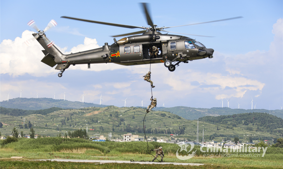 Soldiers assigned to a brigade of the PLA Army line up to board a helicopter prior to a coordination training exercise in August of 2022. Photo:China Military