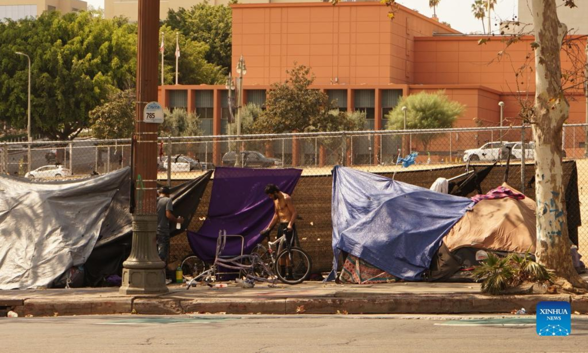 Tents housing the homeless line the sidewalk of a street in downtown Los Angeles, California, the United States, on Sep 8, 2022. Photo:Xinhua