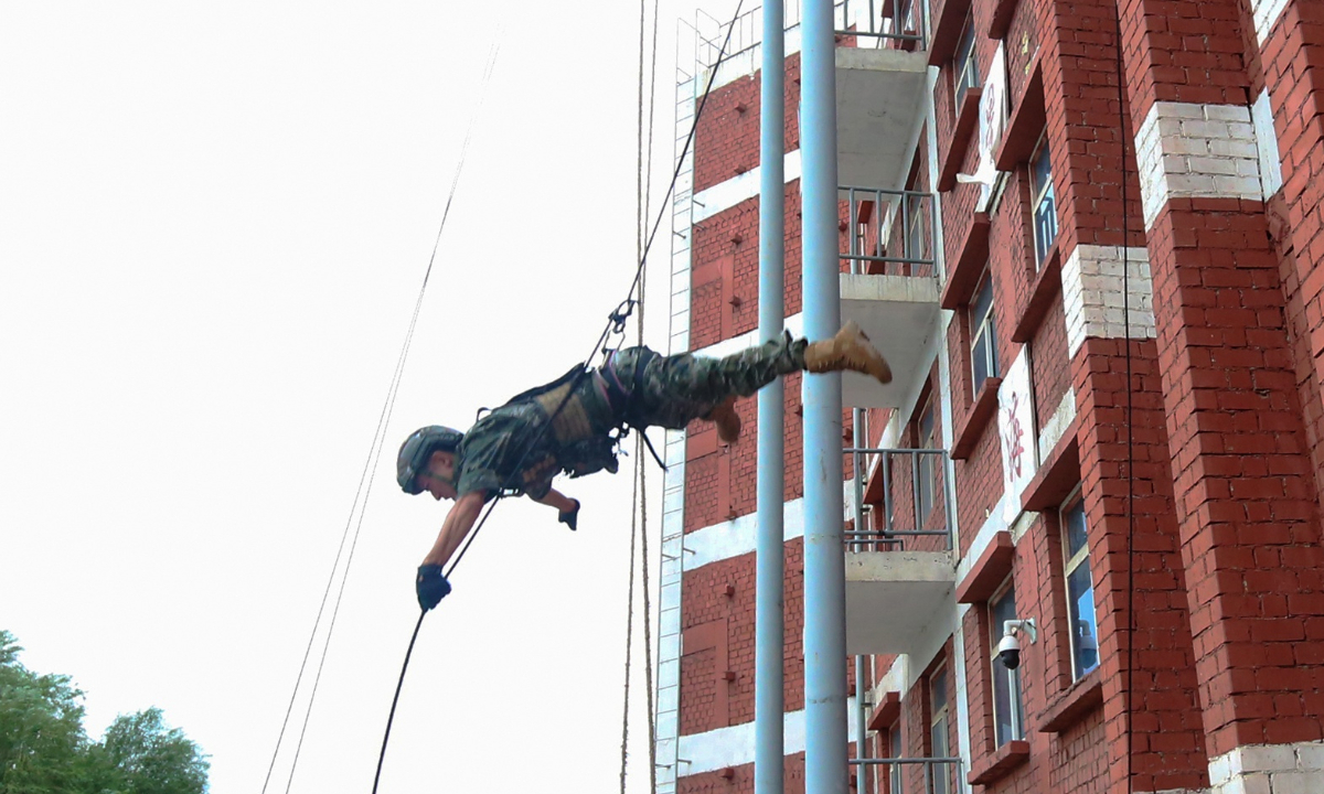 A solider assigned to a special operations element of the Shizuishan detachment under the Chinese People's Armed Police Force (PAP) Ningxia Corps rappels down during a comprehensive training exercise on Aug 23, 2022. Photo:China Military