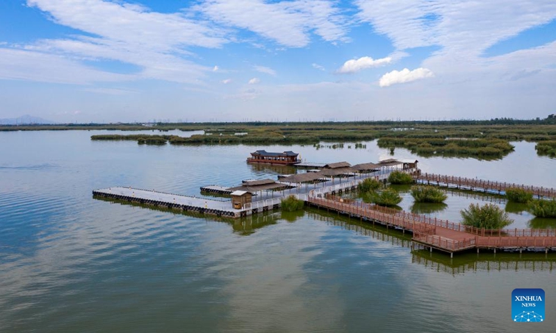 Aerial photo taken on Aug. 28, 2022 shows the scenery at the Shahu Lake scenic spot in Shizuishan, northwest China's Ningxia Hui Autonomous Region.(Photo: Xinhua)