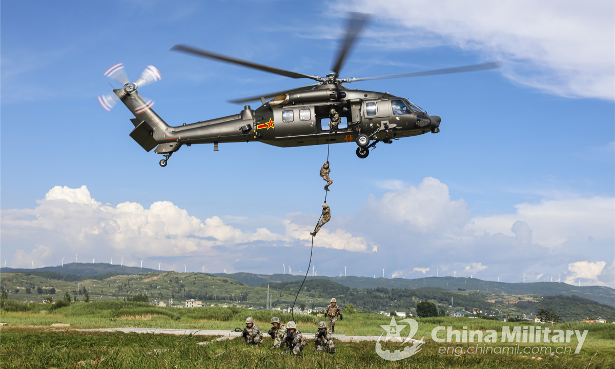 Soldiers assigned to a brigade of the PLA Army line up to board a helicopter prior to a coordination training exercise in August of 2022. Photo:China Military