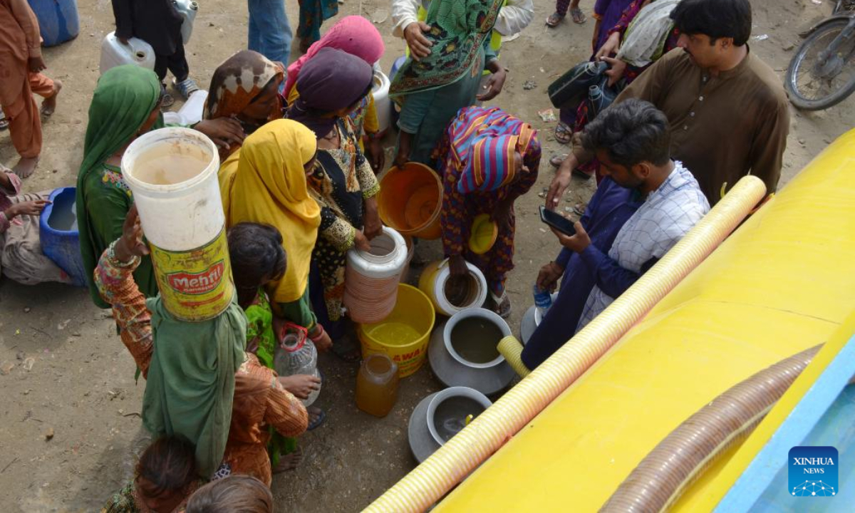 Flood-affected people take drinking water from a water tanker in Jamshoro district, Sindh province, Pakistan, Sept. 15, 2022. At least 22 people were killed and nine others injured in heavy monsoon rain-triggered flash floods in the last 24 hours in Pakistan, the National Disaster Management Authority (NDMA) said. Photo:Xinhua