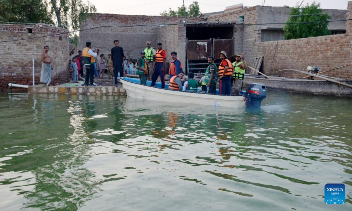 Rescuers evacuate flood-affected people in Jamshoro district, Sindh province, Pakistan, Sept. 15, 2022. At least 22 people were killed and nine others injured in heavy monsoon rain-triggered flash floods in the last 24 hours in Pakistan, the National Disaster Management Authority (NDMA) said. Photo:Xinhua