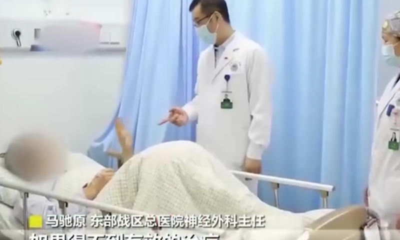 Woman's body is deformed because of brain tumors. The doctor is checking with her body. Photo: web