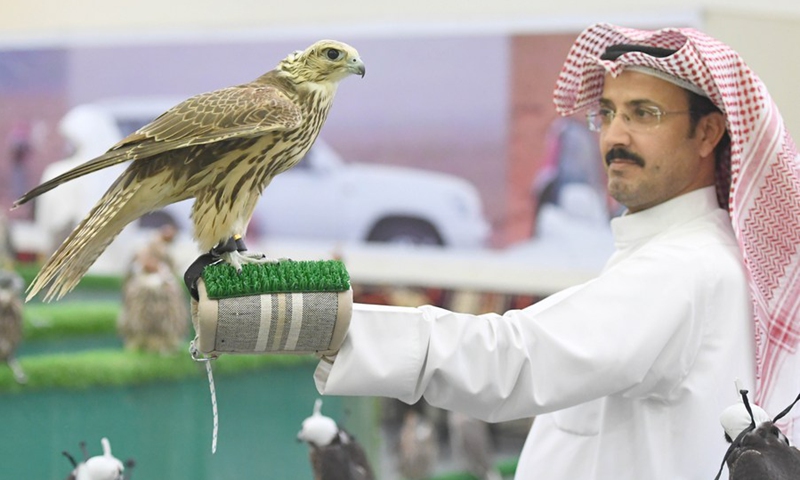 A seller shows his falcon in the market of falcon in the Al-Rai district of Farwaniya Governorate, Kuwait, Aug. 28, 2022.  The trained prey birds are sold in this famous falcon market that has a history of over 40 years.(Photo: Xinhua)