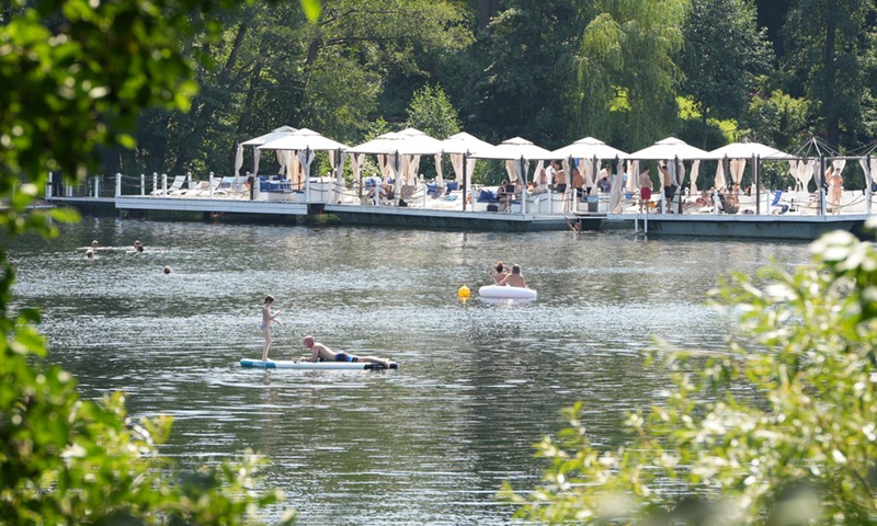 People cool off on the Halen Lake in Berlin, Germany, July 20, 2022.(Photo: Xinhua)