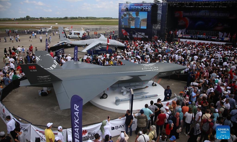 People look at Bayraktar Kizilelma (Front), the prototype of Türkiye's first unmanned warplane, at the aerospace and technology festival of Türkiye in Samsun, Türkiye, on Aug. 30, 2022. The aerospace and technology festival of Türkiye started in Samsun in the Black Sea region on Tuesday.(Photo: Xinhua)