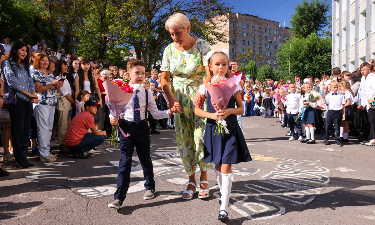 Pupils attend a Knowledge Day ceremony marking the beginning of a new school year, at a secondary school in Vladivostok, Russia, on September 1, 2022. Photo: VCG